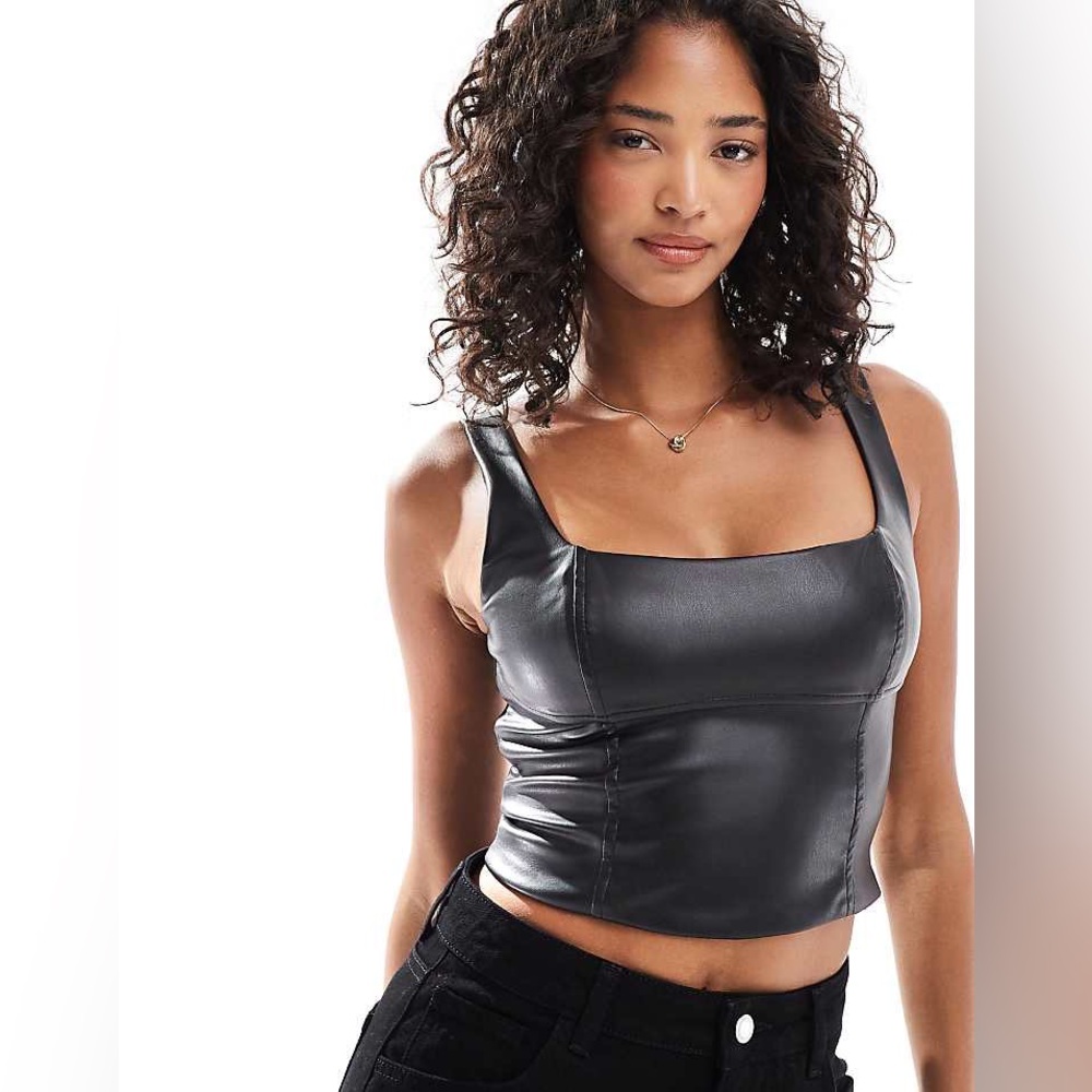 Abercrombie & Fitch 🖤Black Faux Leather Crop Top
Size: m